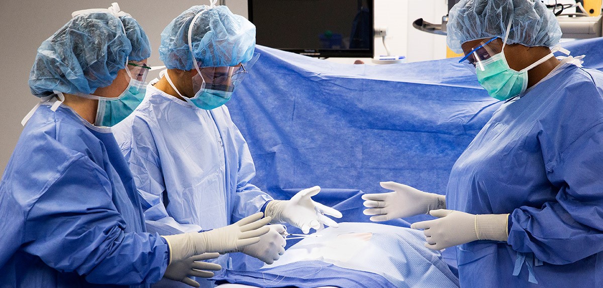 Đồng phục y tế: Đằng sau màu xanh của chiếc áo phẫu thuật