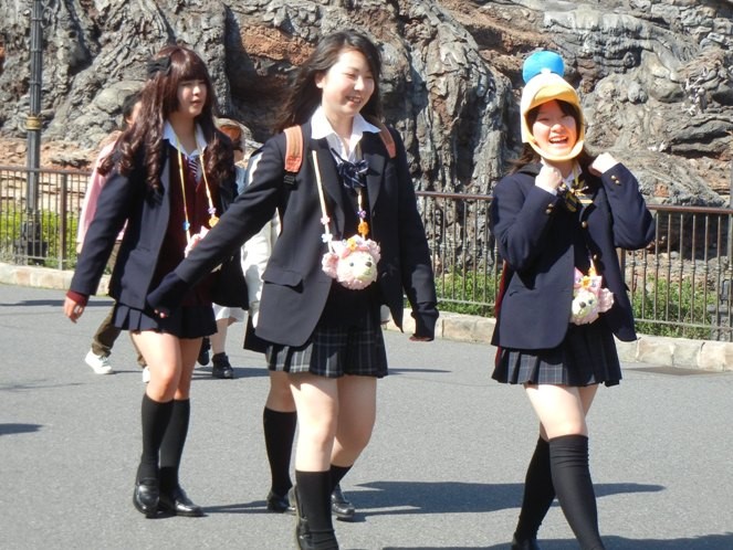 Váy “siêu ngắn” bất chấp nắng mưa: Sự thật sau đồng phục nữ sinh Nhật Bản